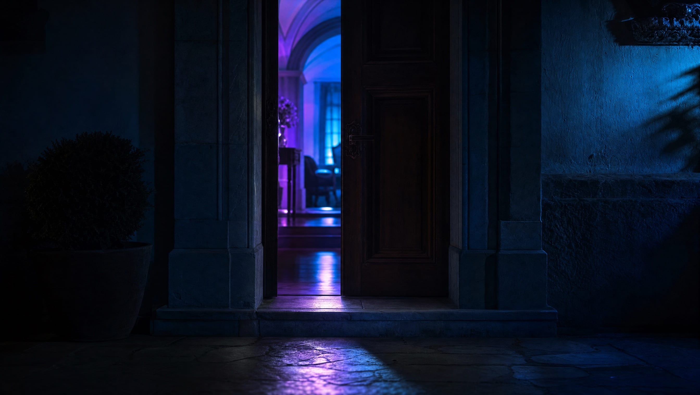 Soglia di una porta in legno socchiusa al crepuscolo, con luce aurora viola e cyan che filtra dall'interno sull'esterno in pietra.